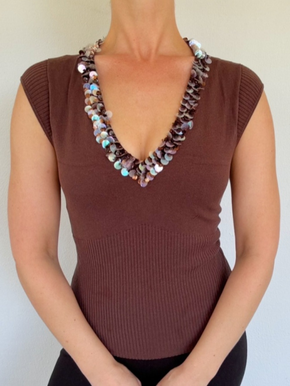 August Silk Knits brown v-neck iridescent sequin embroidered top size medium